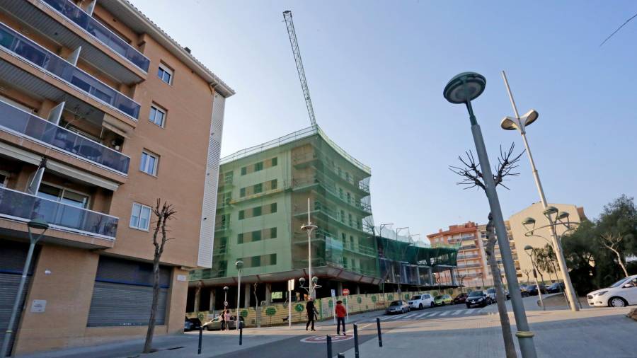 Imagen de esta semana de una nueva promoción que se está construyendo en la Vall de l’Arrabassada, en Tarragona ciudad. FOTO: Lluís Milián