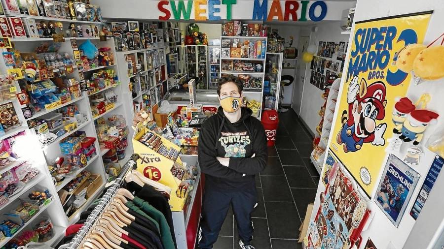Paco Montoro, propietario de la singular Sweet Mario, en la que se mezclan golosinas y productos nostálgicos. FOTO: Pere Ferré