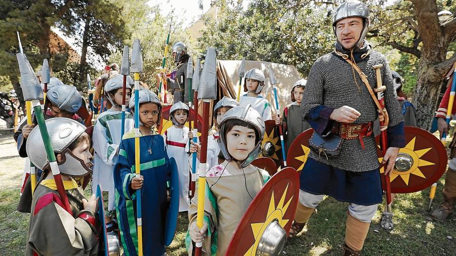 Los niños vestidos como los soldados del bajo imperio, en los jardines del Camp de Mart.