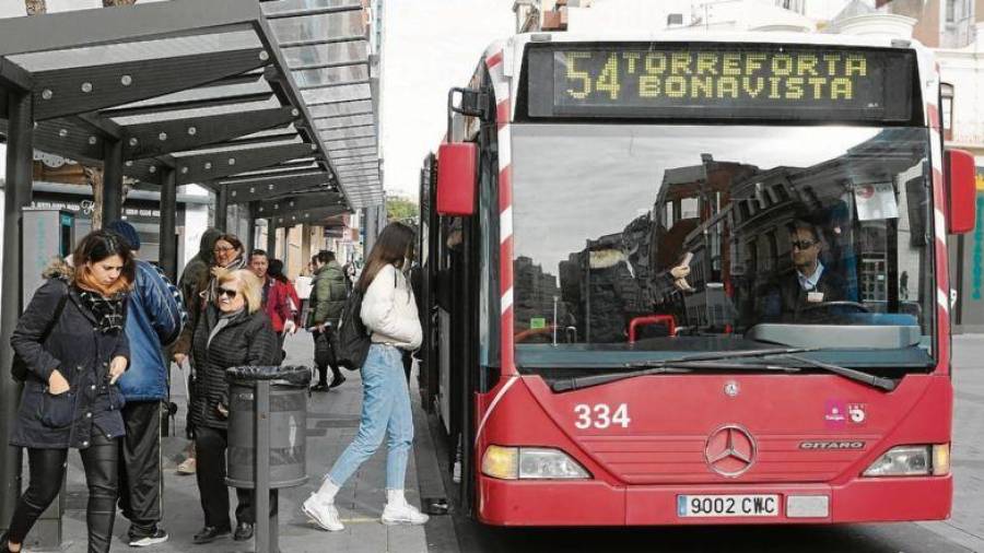 Imagen de archivo de una estudiante cogiendo el autobús. Foto: Alba Mariné