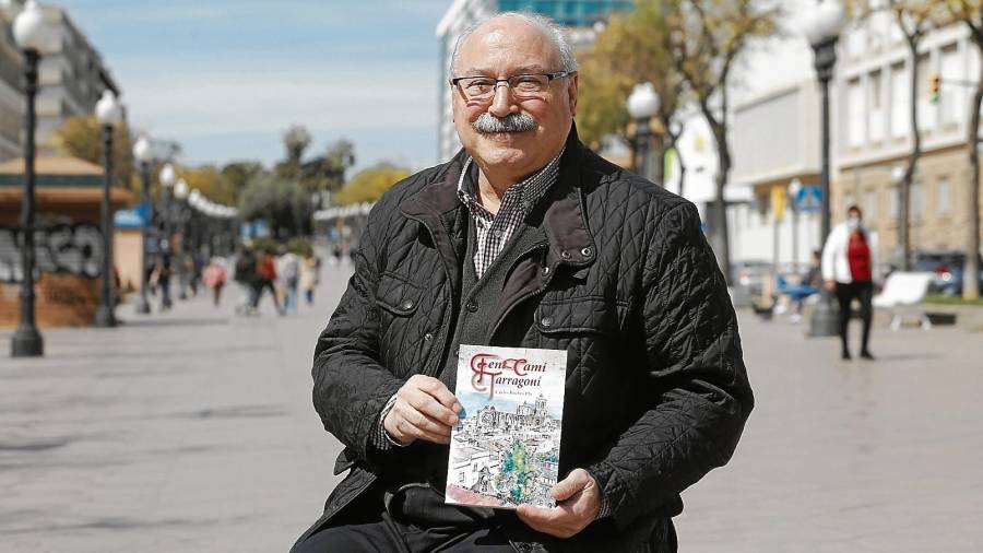 Carles Baches, hace unos días, mostrando su libro. FOTO: PERE FERRÉ