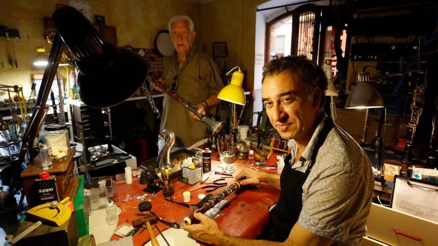 Jordi Salavert con su padre, en el taller de la Part Alta. FOTO: PERE FERRÉ