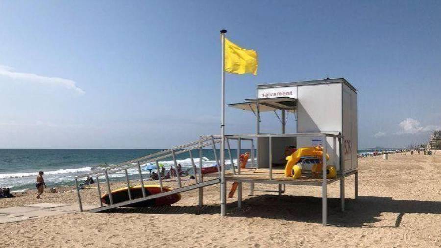 Imagen de archivo de una playa con bandera amarilla. Foto: DT