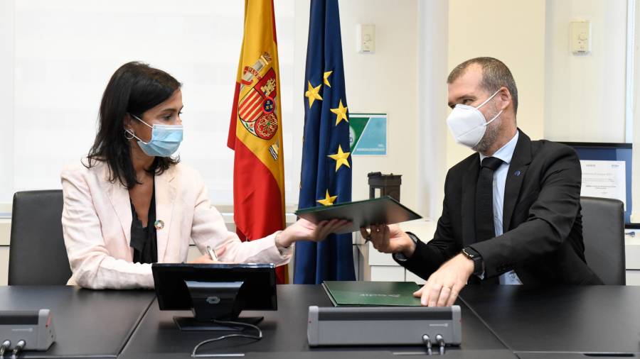 Imagen de la firma del acuerdo entre Adif y el Port de Tarragona. Foto: Adif