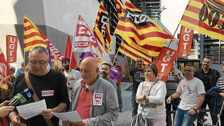 Imatge de la concentració ahir a la plaça Gerard Vergés de Tortosa durant la lectura del manifest. FOTO: M. P.