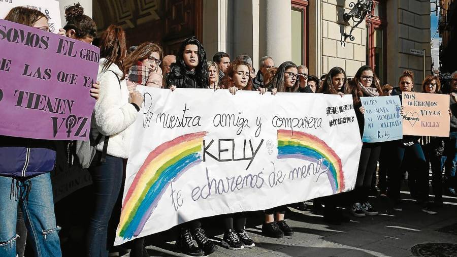 Concentración en recuerdo de Kelly, la joven asesinada en Reus. Foto: Fabián Acidres