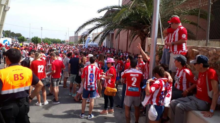 La afición del Girona espera a sus jugadores en el Nou Estadi. Foto: Nino Sabi