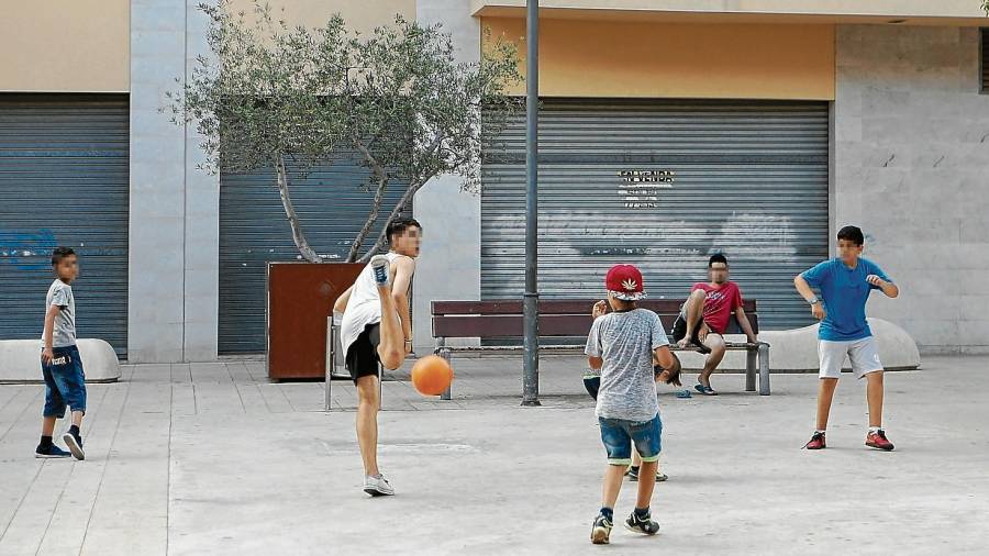 Un grupo de niños, ayer por la tarde, jugando a pelota en la plaza Teresa Miquel i Pàmies, en el barrio Horts de Miró. Foto: Alba Mariné
