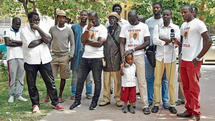 El hermano de la víctima junto con otros compatriotas senegaleses en una de las concentraciones de apoyo a la familia. FOTO: alba mariné/DT