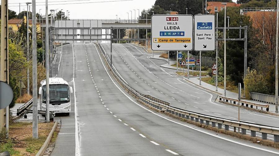 El acceso a Tarragona desde la carretera de Valls, hacia la Avinguda Andorra, desierto y sin circulación, durante esta semana. Foto: Pere Ferré