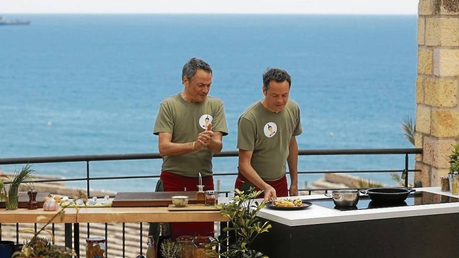 Javier y Sergio, los hermanos Torres, cocinando en el anfiteatro de Tarragona el pasado mes de mayo. FOTO: Pere Ferré