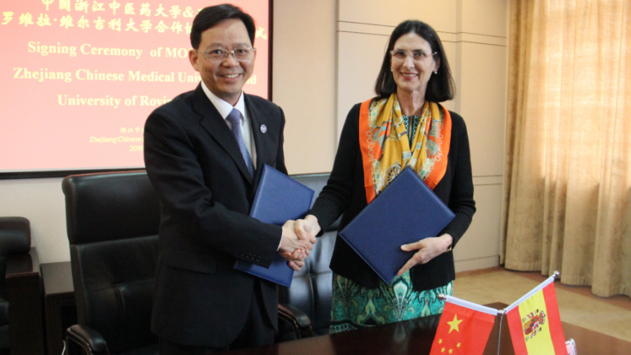 Guo Quing, vicepresident de la Zenjiang Chinese Medical University, i Roser Ricomà, degana de la Facultat d’Infermeria de la URV en l’acte de signatura del conveni de col·laboració entre totes dues universitats.