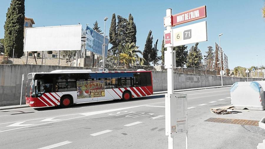 La agresión a un inspector de la EMT, el pasado domingo, tuvo lugar en la parada de autobús La Muntanyeta, en el Culubret. FOTO: PERE FERRÉ