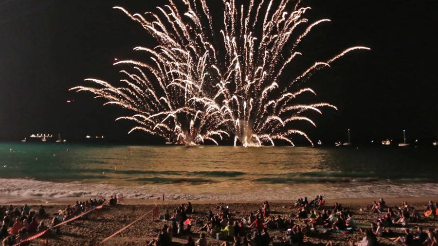 Muchos de los fuegos artificiales se lanzaron desde el agua, acompañando a los más grandes Foto: lluís milián