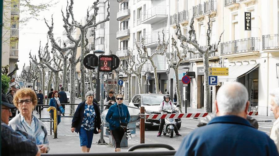Imagen de la calle Barcelona, que seguirá como hasta ahora y finalmente no se peatonalizará esta temporada. FOTO: alba mariné