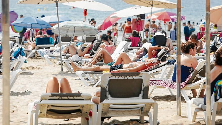 El INE dio a conocer ayer los datos turísticos de agosto, que muestran un descenso de turistas y de pernoctaciones. FOTO: Alba Mariné