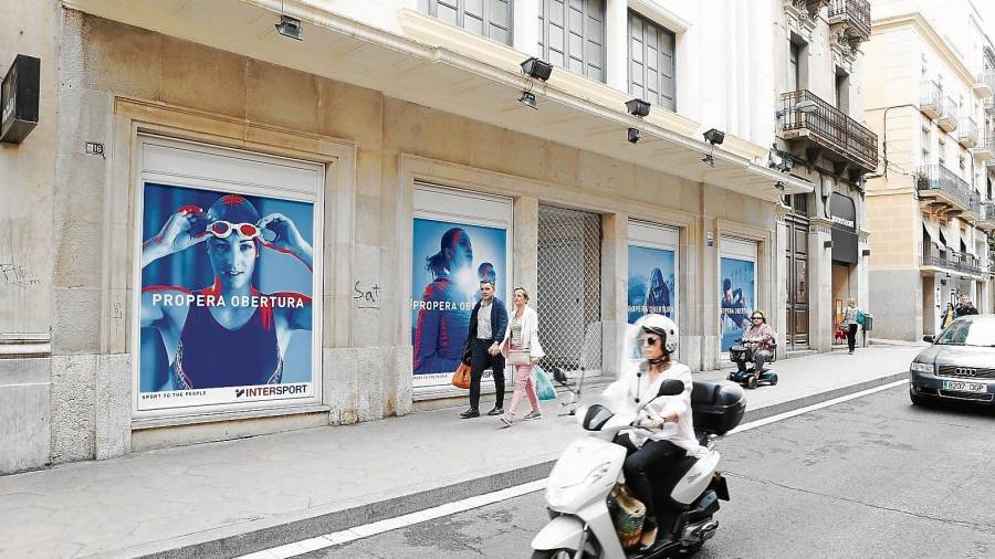 Imagen de los carteles, en el escaparate del antiguo local de Zara, que anuncian la apertura de Intersport. FOTO: Alba Mariné