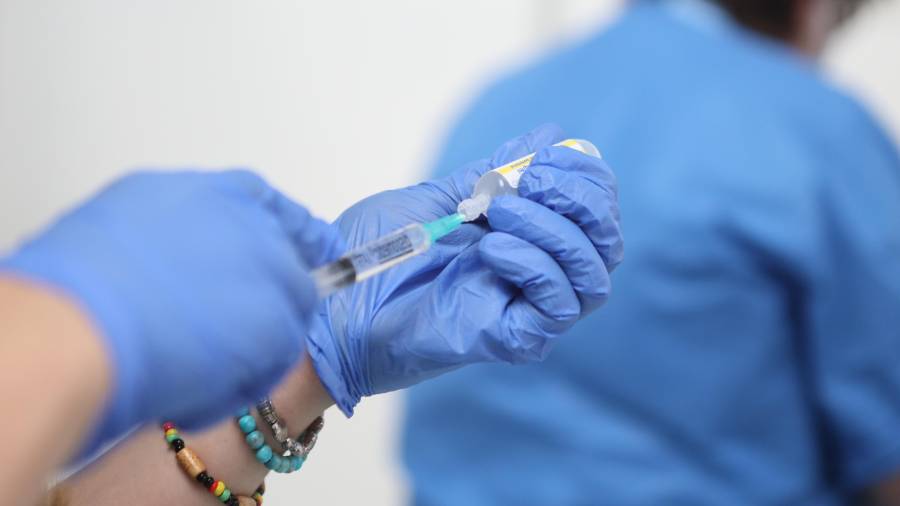El momento de la preparación de una vacuna. EFE