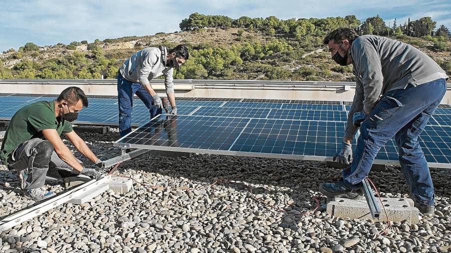 Unos operarios instalando placas solares, un empleo en auge. FOTO: DT