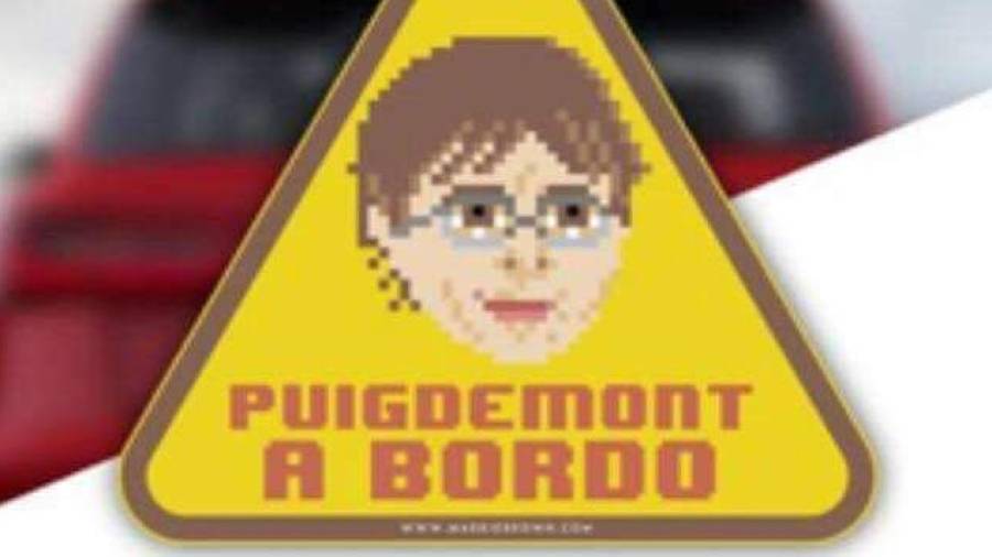 Adhesius de cotxe amb l'adverència de 'Puigdemont a bord'.