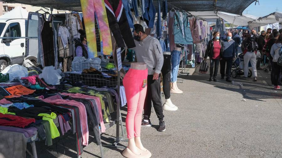 Ayer los vendedores de ropa volvían a Bonavista. FOTO: FABIÁN ACIDRES