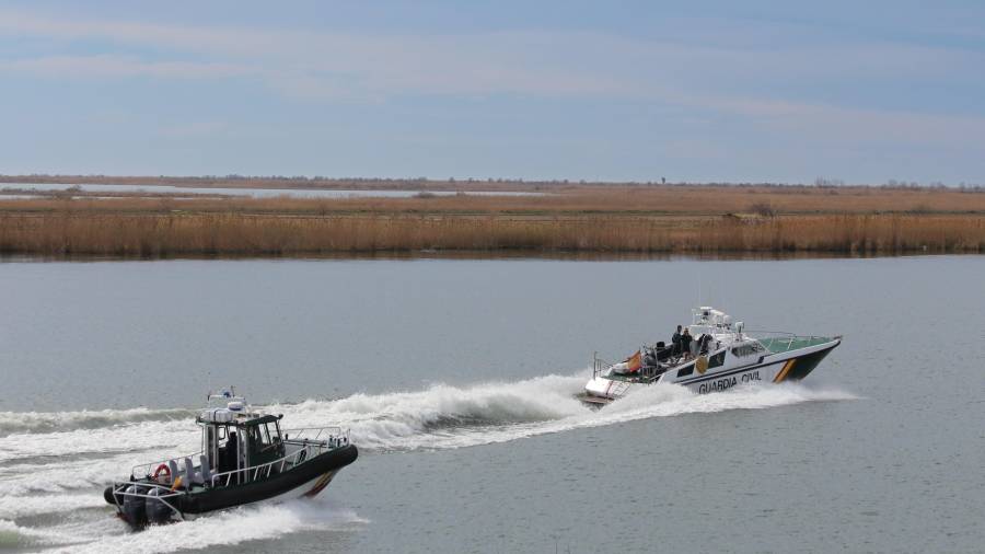 Imagen de dos patrulleras de la Guardia Ciivl este miércoles en la desembocadura del Delta de l'Ebre. FOTO: G.C: