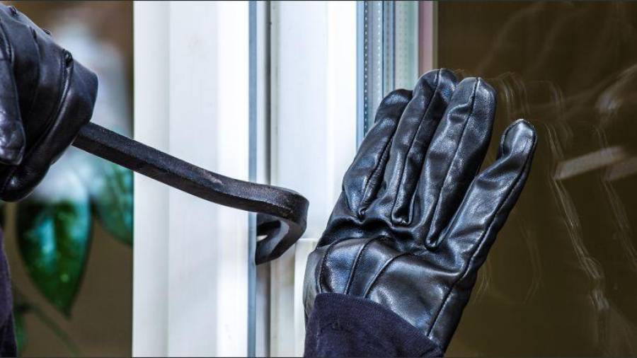 Simulación de un ladrón intentando entrar a una casa por la ventana para robar. Foto: DT