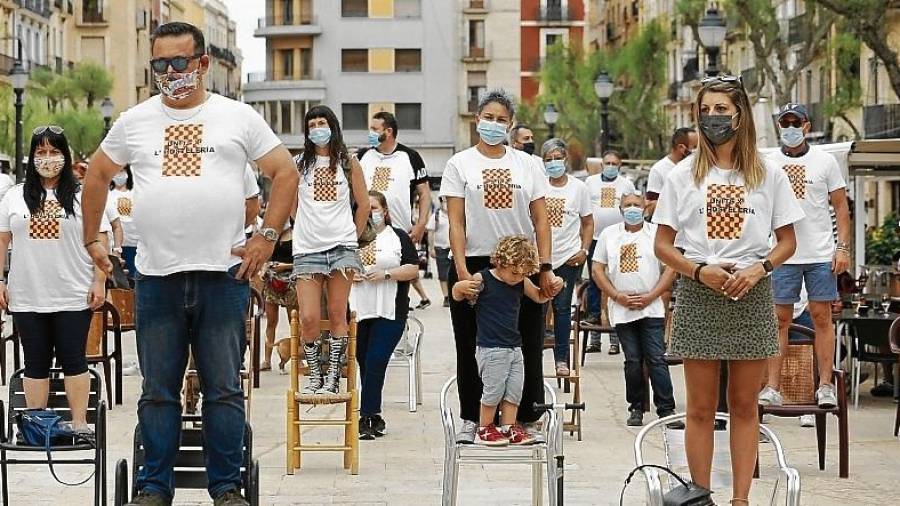 Imagen del acto de protesta que los hosteleros de la ciudad llevaron a cabo el pasado mes de junio en la Plaça de la Font. FOTO: PERE FERRÉ