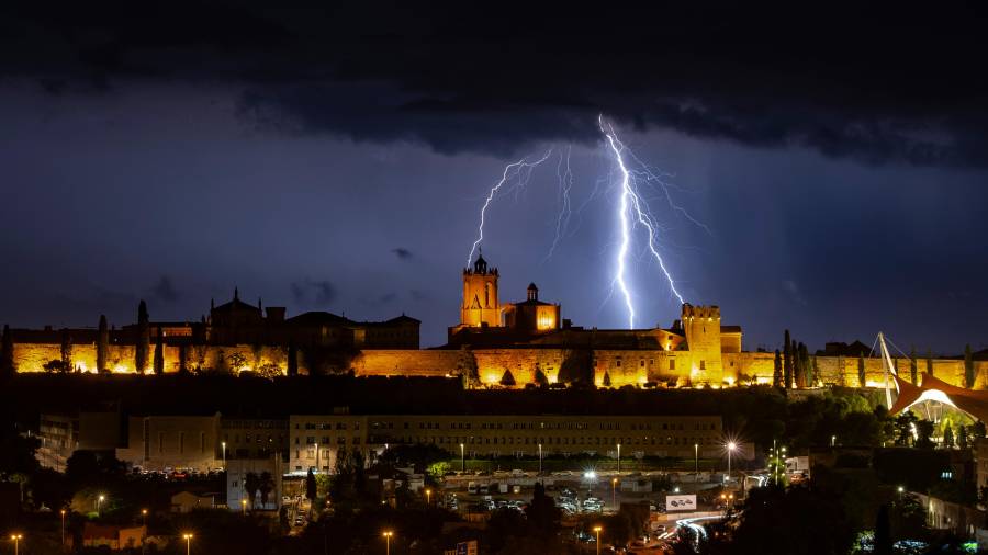 Rayos cayendo durante una tormenta sobre el 'skyline' de las murallas y la catedral de Tarragona. Foto: David Jiménez Guillemat (@djguillemat)