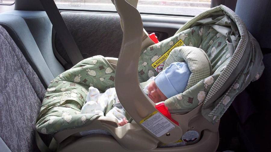 Imagen de archivo de un bebé durmiendo en un coche. Cedida