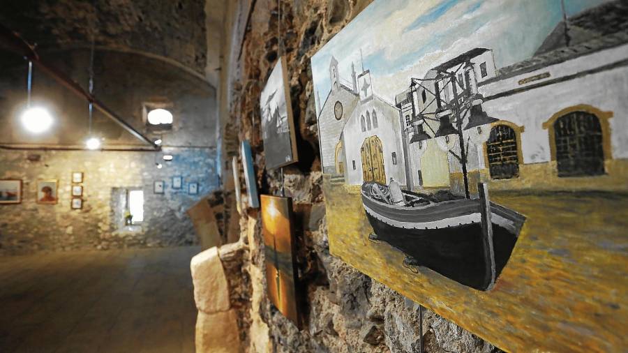 Imagen de una de las obras expuestas en la Sala Lluís d’Icart del antiguo castillo del municipio costero. Foto: Pere Ferré