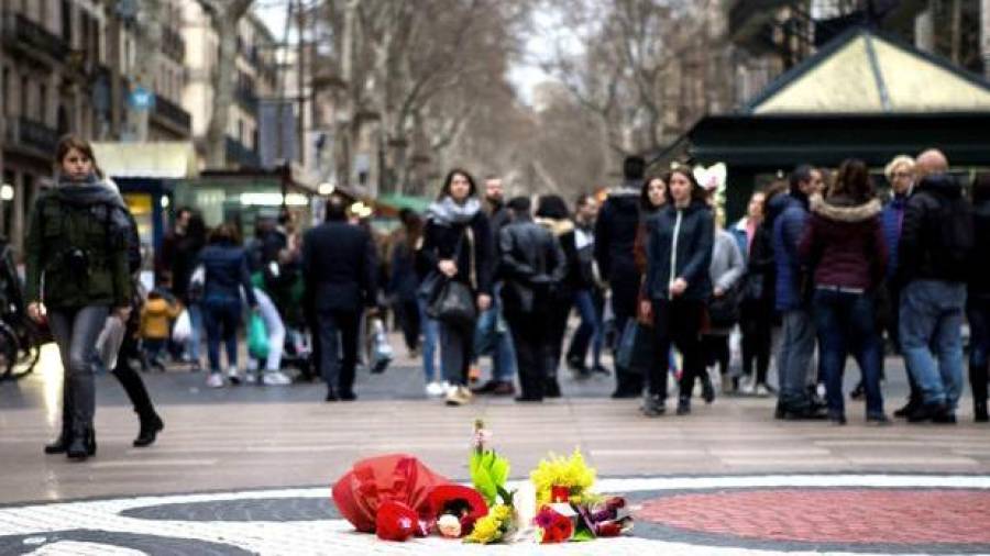 Imagen de un homenaje a las víctimas del 17-A en la Rambla de Barcelona. EFE