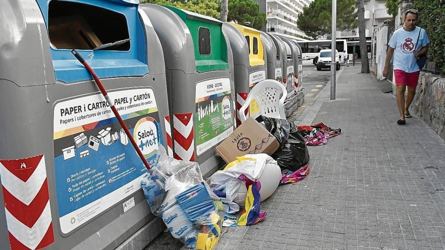 Bolsas de basura en medio de la calle Priorat esquina con Carles Buïgas este verano. FOTO: a. gonzález