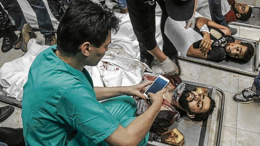 Cuerpos de manifestantes palestinos yacen en el hospital, después de que fuesen asesinados a tiros. Foto: EFE