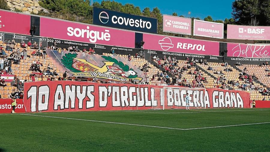 Orgull Grana lució tifo y pancarta ante el Villarreal B para celebrar los 10 años de la peña. FOTO: FABIÁN ACIDRES