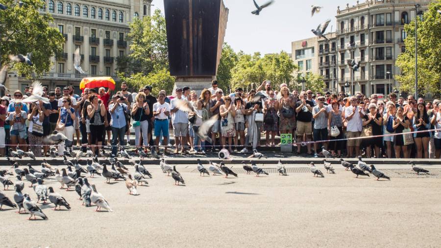 Emotiva concentración antiterrorista en la plazade Catalunya de Barcelona. ALÍCIA FÀBREGAS