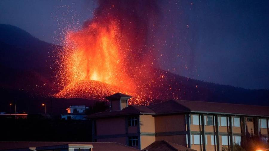 El volcán de la Palma, en acción. EFE