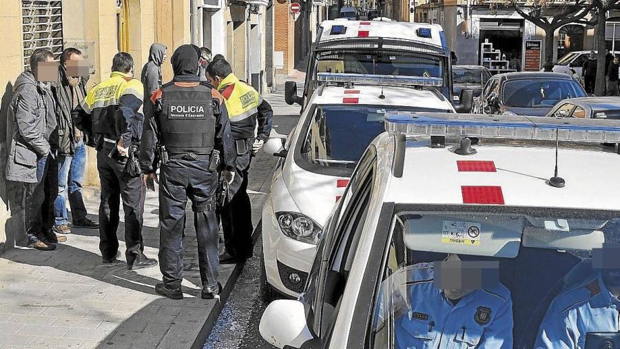 El amplio dispositivo policial de Mossos y Policía Nacional detuvo a 12 personas en 2015. Foto: alfredo gonzález