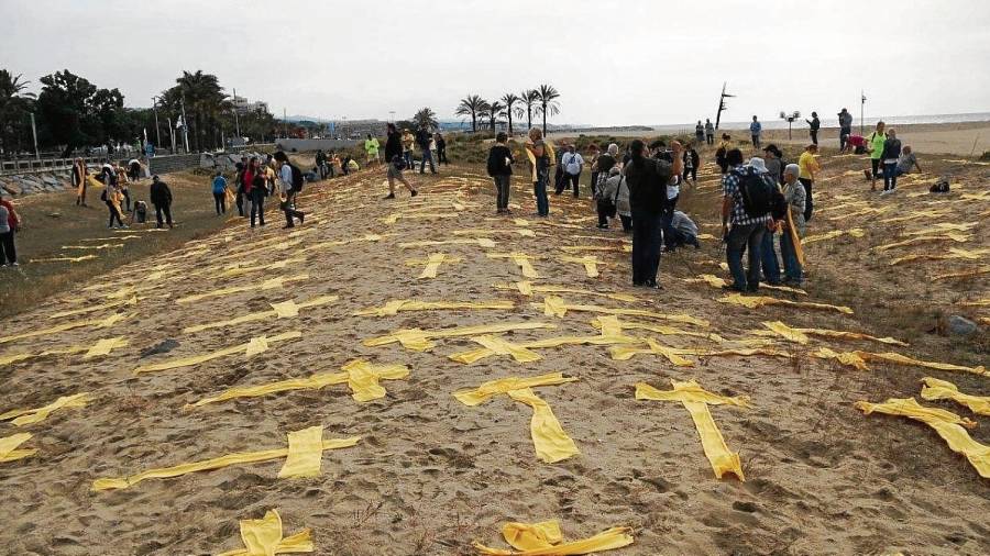 Un moment de l’estesa de creus grogues fetes amb bufandes i tovalloles, ahir a Mataró. Foto: ACN
