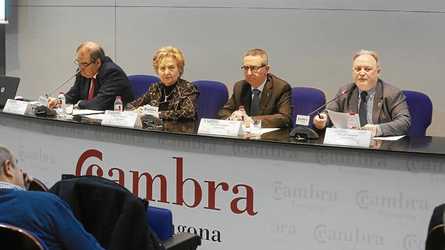 Agustí Segarra, Laura Roigé, Eudald Roca y Joan Martí i Pla durante la conferencia en la Cambra de Comerç de Tarragona. FOTO: Pere Ferré