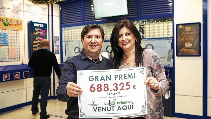 Los responsables de la administración Sort Aventura, mostrando el número premiado en el sorteo del pasado jueves. FOTO: Alba Mariné