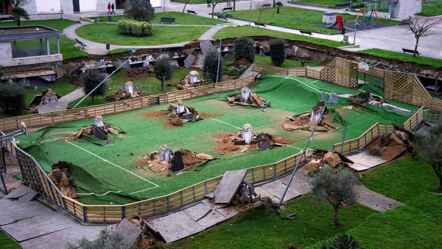 Panorámica del parque infantil y la pista deportiva hundidos sobre el aparacmiento subterráneo. FOTO: EFE