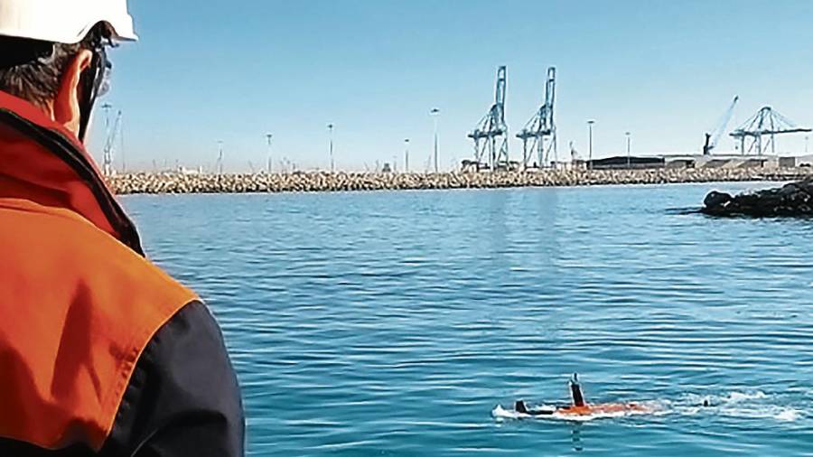 Imagen de la prueba con un vehículo autónomo submarino que Repsol hizo en enero en el Port de Tarragona. Foto: Cedida