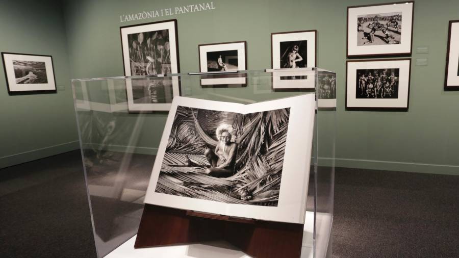 Libro con fotos de Salgado expuesto en Caixaforum. Foto: Lluís Milían