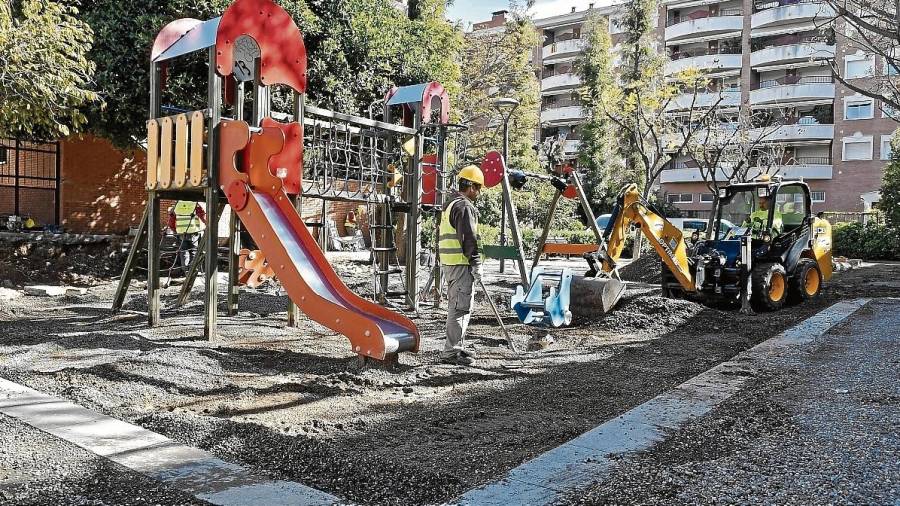 Operarios trabajando en la remodelación del parque Àngel Guimerà. FOTO: Alfredo gonzález