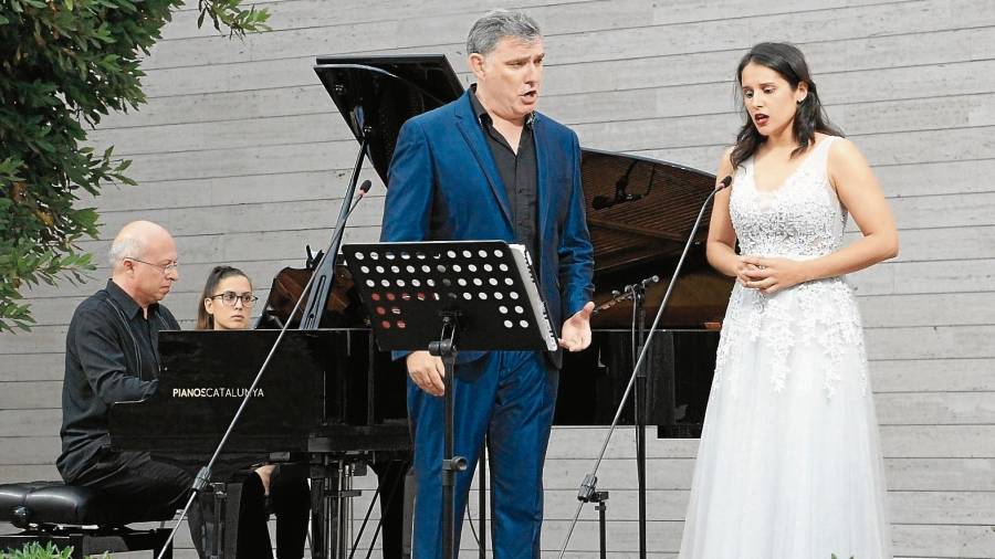 Evangelisti, al piano, y Ódena y Blanch a la voz, ofrecieron un recital en Constantí. FOTO: Eloi Tost