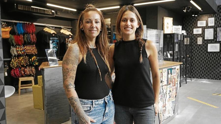 Anna Plana (izquierda), con una empleada, en la nueva ubicación de Ítaca, local de tatuajes. FOTO: Pere Ferré
