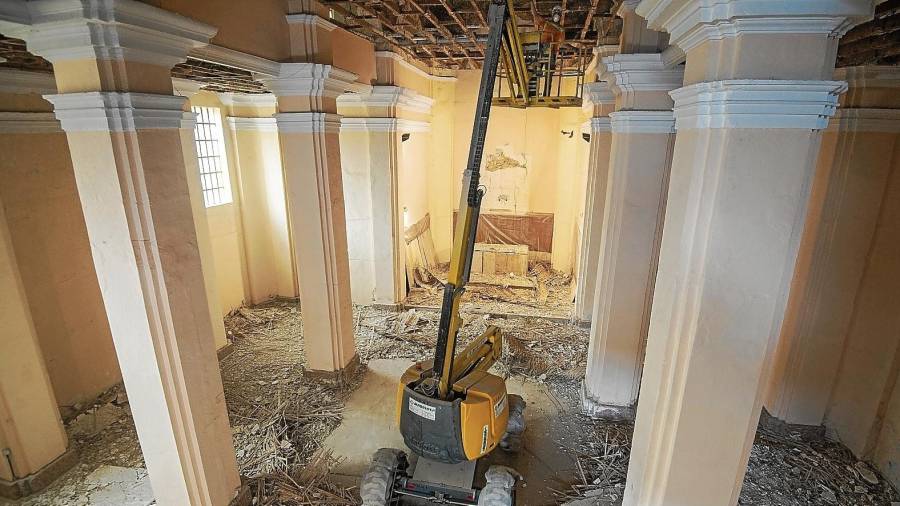 Iniciada la restauració de les cobertes de l’església d'Alfara de Carles