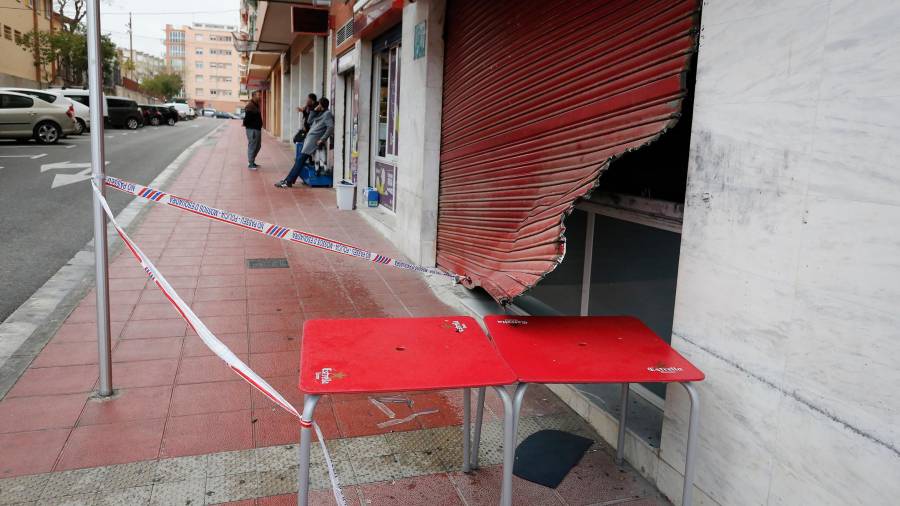 Así quedó la puerta del bar de Constantí asaltado por la banda. FOTO: PERE FERRÉ/DT