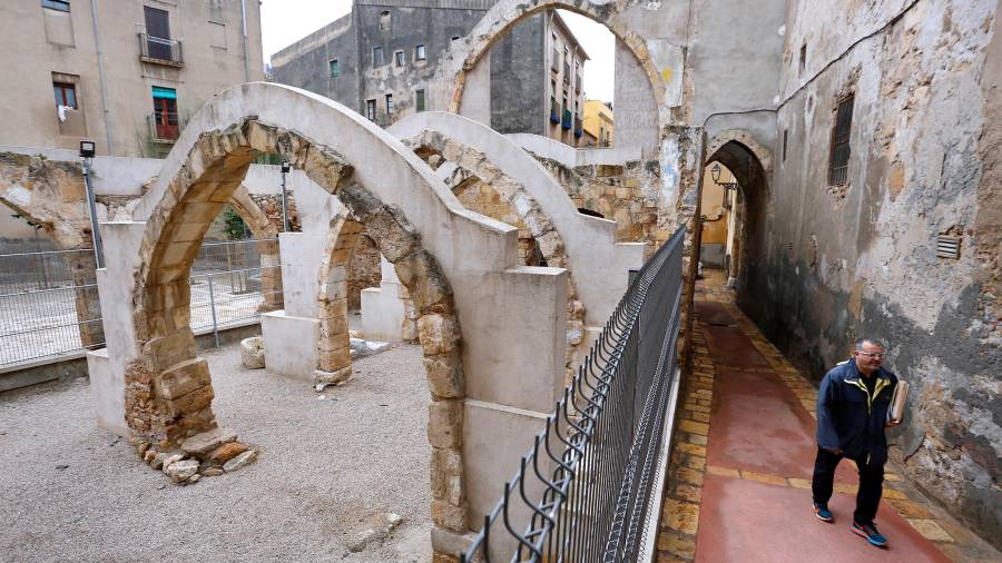 Las grietas en los arcos han puesto en alerta al Ayuntamiento de Tarragona, que actuará para evitar más daños en este monumento judío del siglo XII. FOTO: Pere Ferré/DT